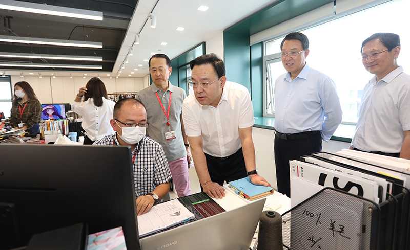 威海市委副書記、代市長閆劍波到聯(lián)橋集團調(diào)研